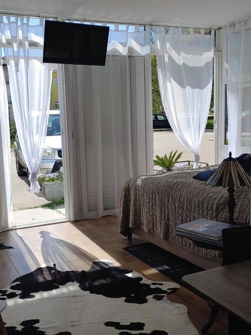Appartamento Piccolo Knin Esterno foto